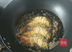 Illustration of how to make gold-wrapped prawns 12