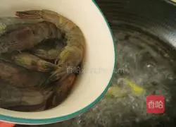 Reduce the heat Illustration of how to make dragon fruit shrimp 5