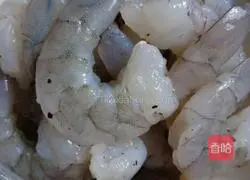 Illustration of how to fry shrimps with crushed black pepper 4