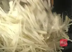 Illustration of how to make fried egg pancake with shredded potatoes 3