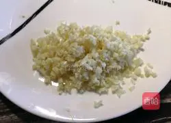 Illustration of how to make steamed broccoli with golden garlic vermicelli 3