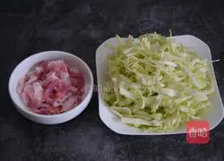 Illustration of how to make stir-fried pork with cabbage 1
