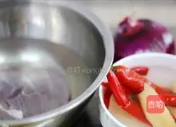 Illustration of how to stir-fry pork liver with onions 1