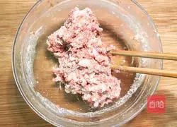 Illustration of how to make meat stuffed with garlic moss 4