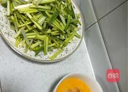 Illustration of how to make fried eggs with garlic sprouts 1