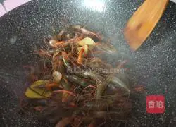 Illustration of how to make stir-fried river shrimp 4