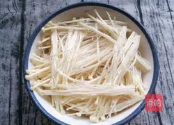 Illustration of how to make steamed chicken wings and enoki mushrooms 8