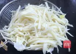 Illustration of how to make fried shredded pork with wild rice 7