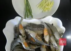 Illustration of how to fry shrimps in oil 1
