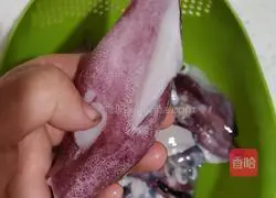 Illustration of how to make fried squid with leeks 1