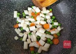 Illustration of how to make fried shrimps with lotus root and scallops 4