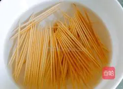 Illustration of how to make toothpick meat 4