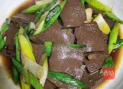 Illustration of home-style fried duck blood 5