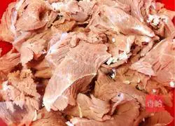 Illustration of how to stir-fry tender beef with kimchi 2