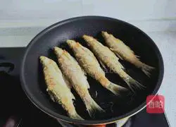 Illustration of how to make fried green lingzi fish 9