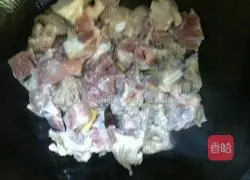 Illustration of how to cook pork ribs and braised potatoes 4 