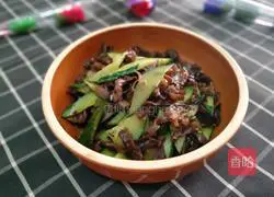 Illustration of how to make fried fungus with cucumber 1