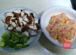 Illustration of how to make diced mushrooms and chicken 1