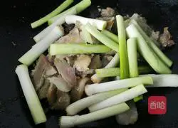 Illustration of how to stir-fry pork head with garlic 4