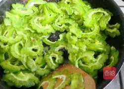 Illustration of how to stir-fry bitter melon with sliced meat 11