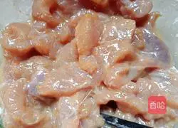 Illustration of how to stir-fry shredded pork with green pepper 4