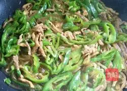 Illustration of how to make fried vermicelli with shredded pepper and pork 6