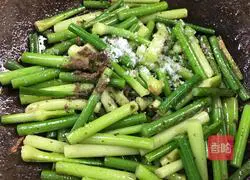 Illustration of how to stir-fry pork liver with garlic moss 10