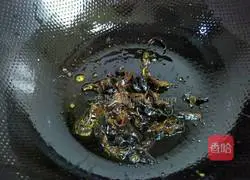 Illustration of how to make scrambled eggs with green pepper, fungus and fungus 4