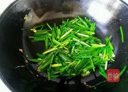 Illustration of how to make fried eggs with chives 6