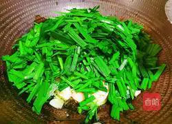 Illustration of how to stir-fry South American white shrimp with leeks 12