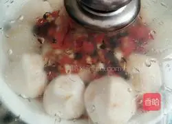 Illustration of how to steam taro with chopped pepper 7