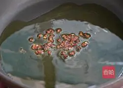 Illustration of how to make celery mixed with yuba 7