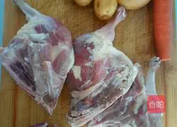 Illustration of how to make duck legs and stewed potatoes and carrots 1