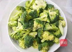 Illustration of how to make fried ham with broccoli and fungus 1