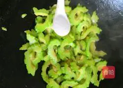 Illustration of how to make bitter melon and fried pork slices 11