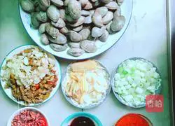 Illustration of how to make spicy stir-fried flower armor 1