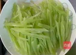 Illustration of how to stir-fry shredded pork with lettuce 2