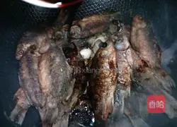 Illustration of the method of braised small crispy fish with soybeans 7