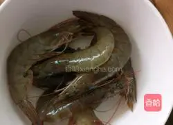 Illustration of how to make sweet shrimp and lotus root cakes with less oil 1