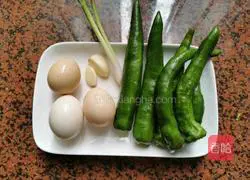 Illustration of how to make fried eggs with green pepper 1