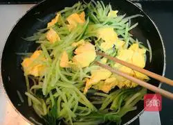 How to make scrambled eggs with lettuce Illustration 17