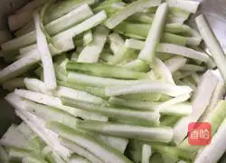 Illustration of how to cook loofah with fried meat 10