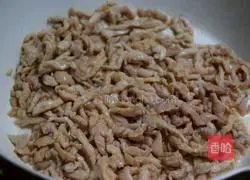 Illustration of how to stir-fry shredded pork with celery 3