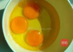 Illustration of how to make crucian carp stewed eggs 3