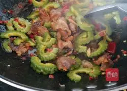 Easy-to-use stir-fried bitter melon with pickled peppers Illustration of how to do it 4