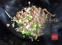 Illustration of how to make fried pork with pig ears, beans and shreds 7