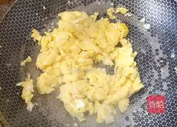 Illustration of how to make fried vermicelli with olives and eggs 2
