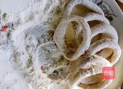 Illustration of how to make fried squid rings 5