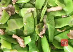 Illustration of how to cook pork and beans 5