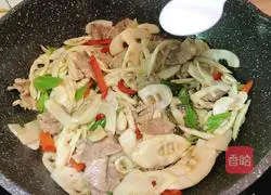 Illustration of how to make bitter bamboo shoots and meat slices 12